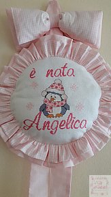 Coccarda rotonda con pinguino per la nascita di Angelica - Fiocchi nascita punto croce